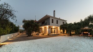 Front of property - evening/night - Oinoelia Luxury Suites & Residence (Thasos)