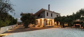 Oinoelia Luxury Suites & Residence