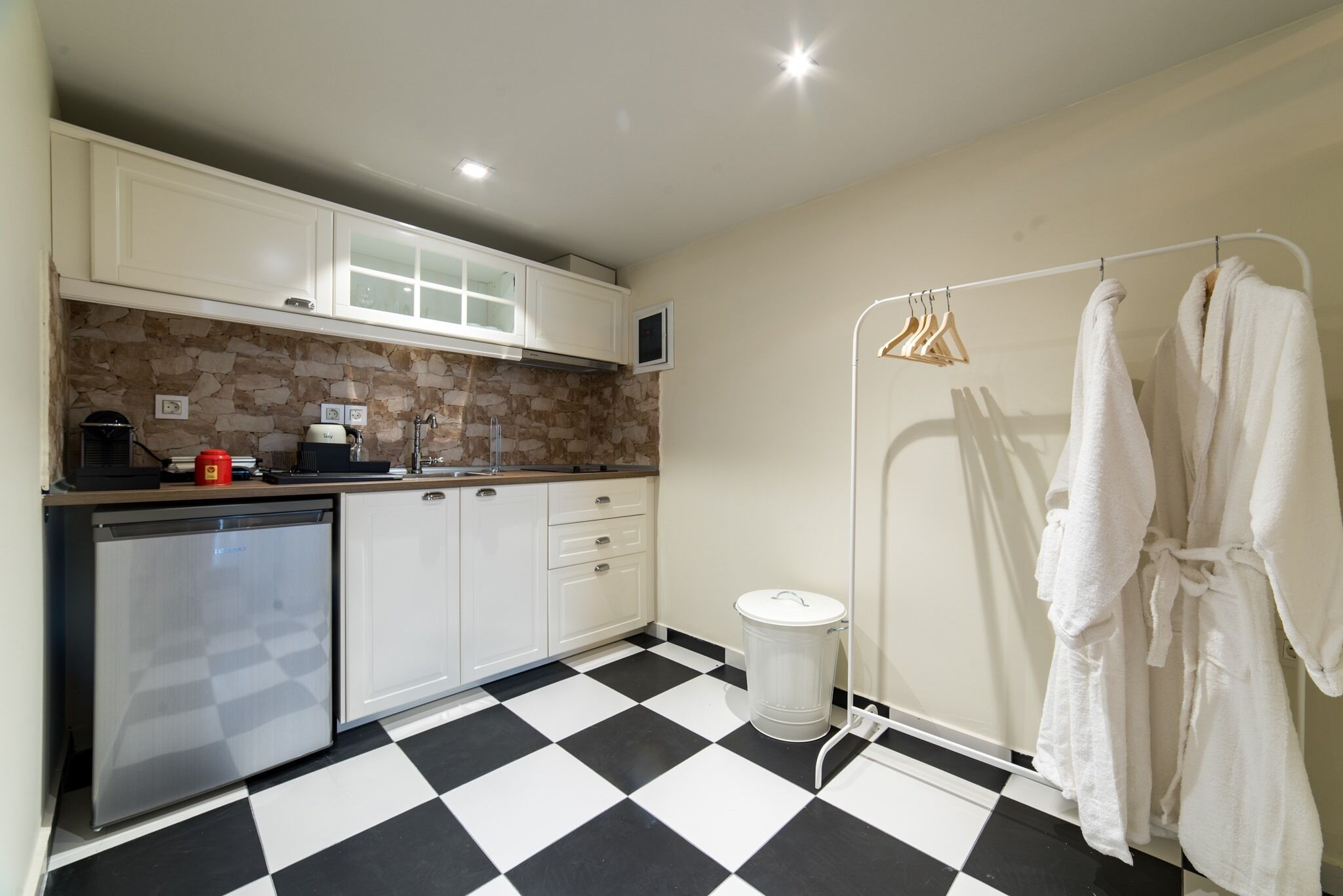 Lemari es besar, microwave, kompor, dan mesin espresso