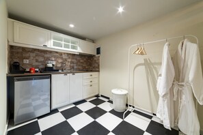 Grand réfrigérateur, micro-ondes, plaque de cuisson, machine à expresso