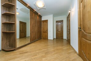 Hallway - Apartment on Sheptitskogo str (Kyiv)