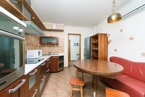 Appartement, 2 slaapkamers | Woonruimte | Een televisie