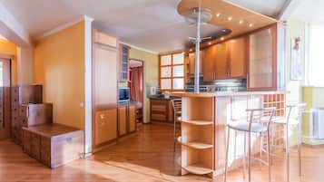 Apartemen, 1 kamar tidur | Dapur pribadi | Lemari es, microwave, kompor, dan peralatan masak/sendok-piring