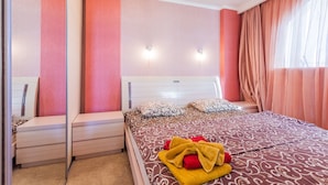 Ein Hotelzimmer mit Bett, Nachttisch und Spiegel.