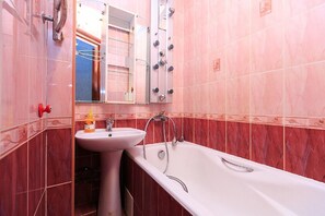 Căn hộ, 1 phòng ngủ | Phòng tắm | Khăn tắm, xà phòng, giấy vệ sinh 