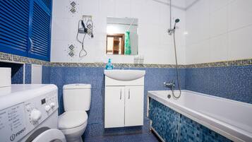 Apartemen, 1 kamar tidur | Kamar mandi | Pengering rambut, sandal, sabun, dan tisu toilet