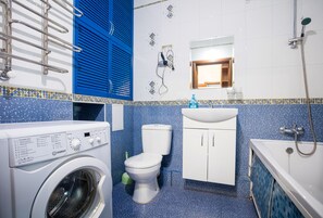 Apartamento, 1 quarto | Banheiro | Secador de cabelo, chinelos, sabonete, papel higiênico