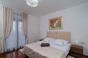 Doppel- oder Zweibettzimmer, Balkon (1) | Minibar, Schreibtisch, schallisolierte Zimmer, kostenloses WLAN