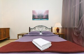 Tabla de planchar con plancha, wifi gratis y ropa de cama 
