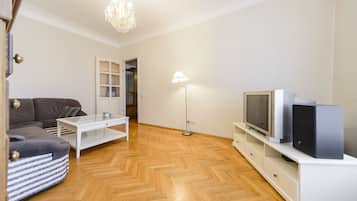 Apartamento, 1 quarto | Sala de estar | TV de tela plana