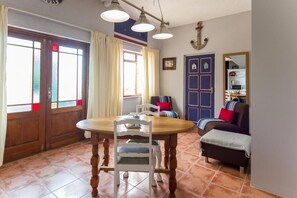 Comfort Room (Boat) | Living area - @ Abelia Guest House (Cape Town)
