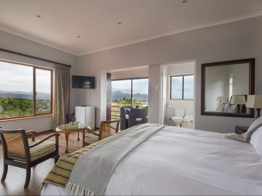 Huone (with view) | Yksilöllisesti sisustettu, yksilöllisesti kalustettu