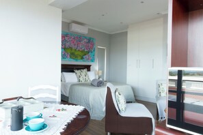 Room (with view) | Individually decorated, individually furnished, laptop workspace - @ Abelia Guest House (Cape Town)