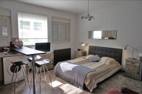 Studio, cuisine | Literie de qualité, décor unique, ameublement unique