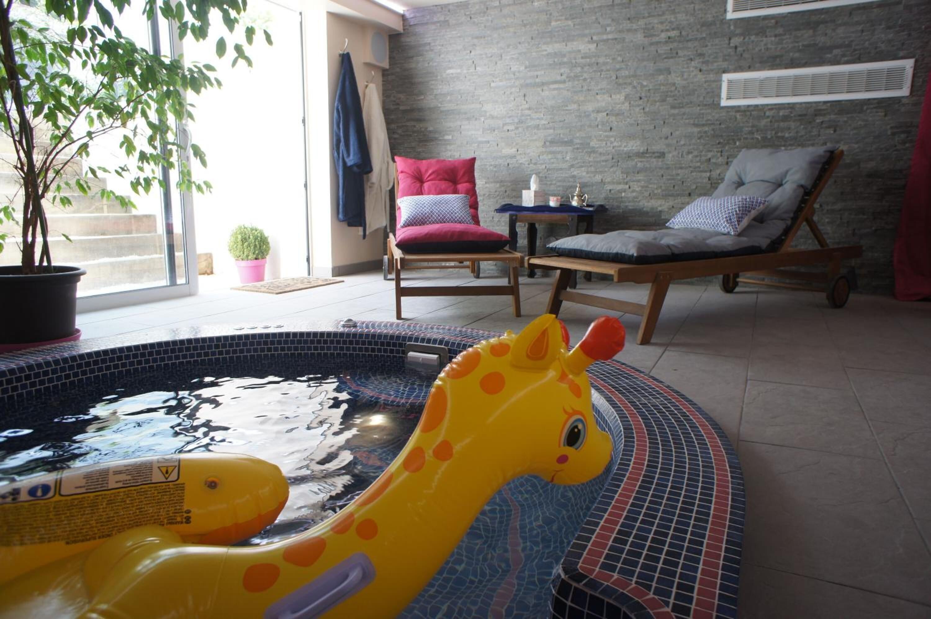 Kolam renang indoor, dengan kursi berjemur