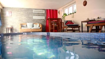 Kolam renang indoor, dengan kursi berjemur