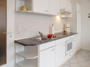 Køleskab, ovn, opvaskemaskine, kaffe-/temaskine