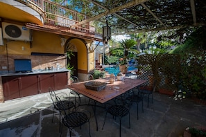 Vila luxo, 6 quartos, acesso à piscina | Cozinha privada | Lava-louças, cadeirão de bebê, freezer