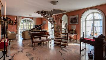 Vila luxo, 6 quartos, acesso à piscina | Área de estar | Smart TV