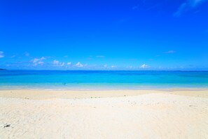 Beach nearby, white sand, beach towels - Akeeesi365 (Ishigaki)
