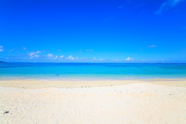 Beach nearby, white sand, beach towels