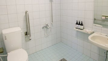 Une salle de bain avec des toilettes, une douche et un lavabo.
