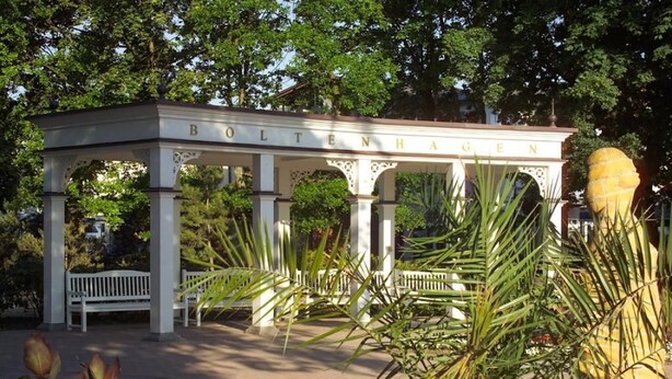 Un gazebo con l'iscrizione 'BOLTENHAGEN' in un giardino.