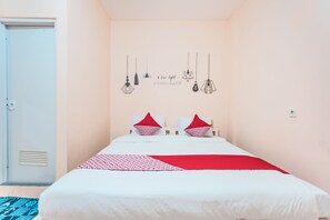Desk, free WiFi, bed sheets - Hotel O Eden Guest House (Depok)