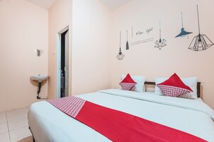 Standard Double Room | Desk, free WiFi, bed sheets