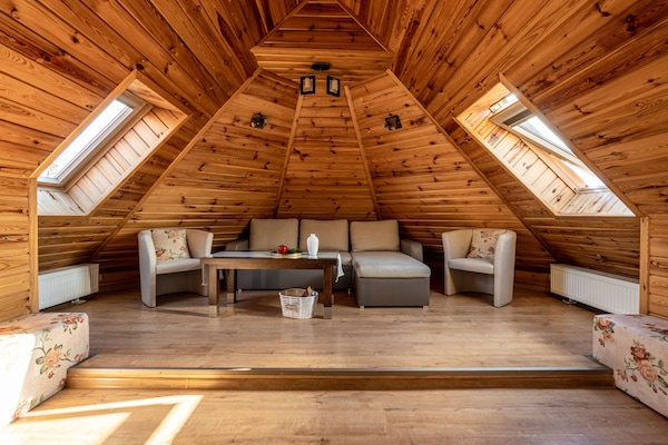 Suite estudio familiar | Área de sala de estar | Televisión de plasma de 32 pulgadas con canales digitales y televisión