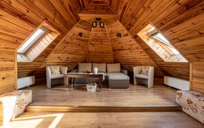 Family Studio Suite | Living area | 32-inch plasma TV with digital channels, TV - Willa Galantowka (Zakopane)