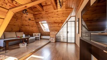 Suite estudio familiar | Área de sala de estar | Televisión de plasma de 32 pulgadas con canales digitales y televisión