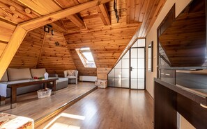 Family Studio Suite | Living area | 32-inch plasma TV with digital channels, TV - Willa Galantowka (Zakopane)