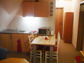 Kühlschrank, Mikrowelle, Hochstuhl