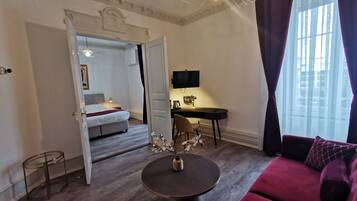 Golden Suite (4) | Living area | 90-inch Smart TV with satellite channels, TV, Netflix