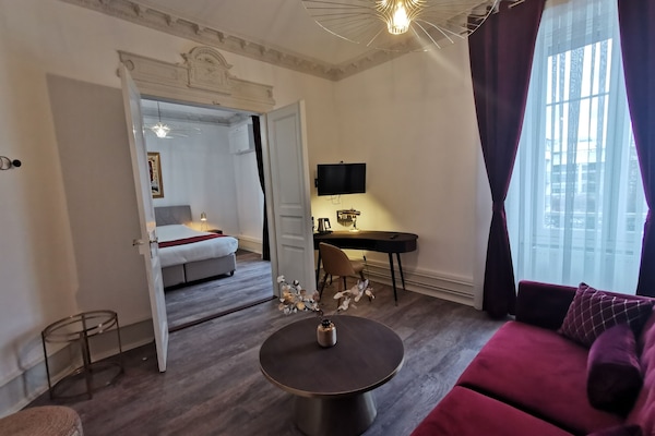 Classic-Suite (4) | Wohnbereich | 90-Zoll-Smart-TV mit Satellitenempfang, Fernseher, Netflix