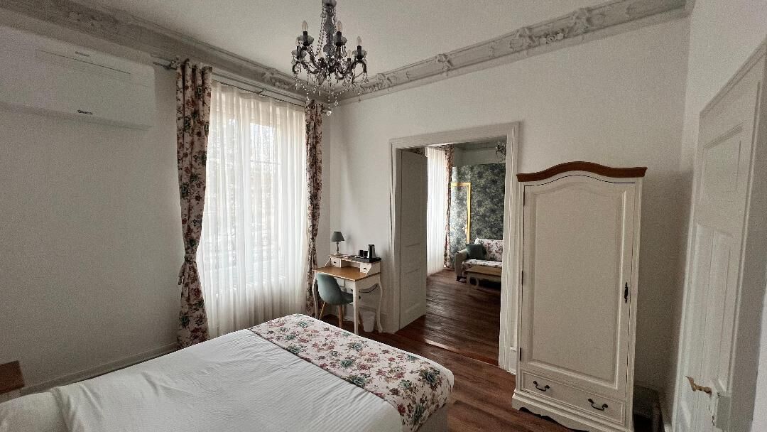 Suite – deluxe (1) | Sengetøy av topp kvalitet, safe på rommet og individuelt dekorert