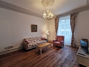Classic Suite (2) | Living area | 90-inch Smart TV with satellite channels, TV, Netflix