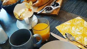 Dagelijks continentaal ontbijt (EUR 15 per persoon)