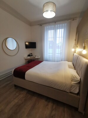 Business-Doppelzimmer (6) | Hochwertige Bettwaren, Zimmersafe, individuell dekoriert, Schreibtisch