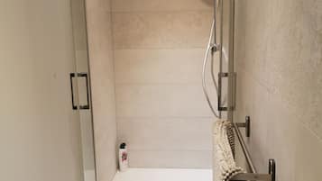 Een haardroger, handdoeken