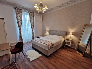 Luxury-Suite (2) | Hochwertige Bettwaren, Zimmersafe, individuell dekoriert, Schreibtisch