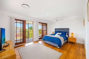 4 bedrooms, iron/ironing board, internet, bed sheets