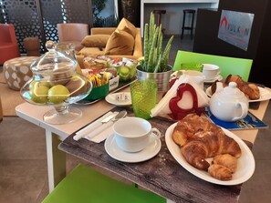 Free daily buffet breakfast  - Vulkan Capsule Hostel (Pozzuoli)