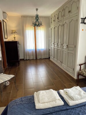 3 Schlafzimmer, Schreibtisch, Bügeleisen/Bügelbrett, WLAN