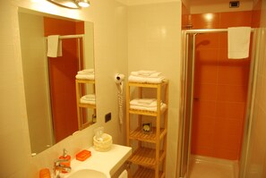 Douche, sèche-cheveux, bidet, serviettes fournies