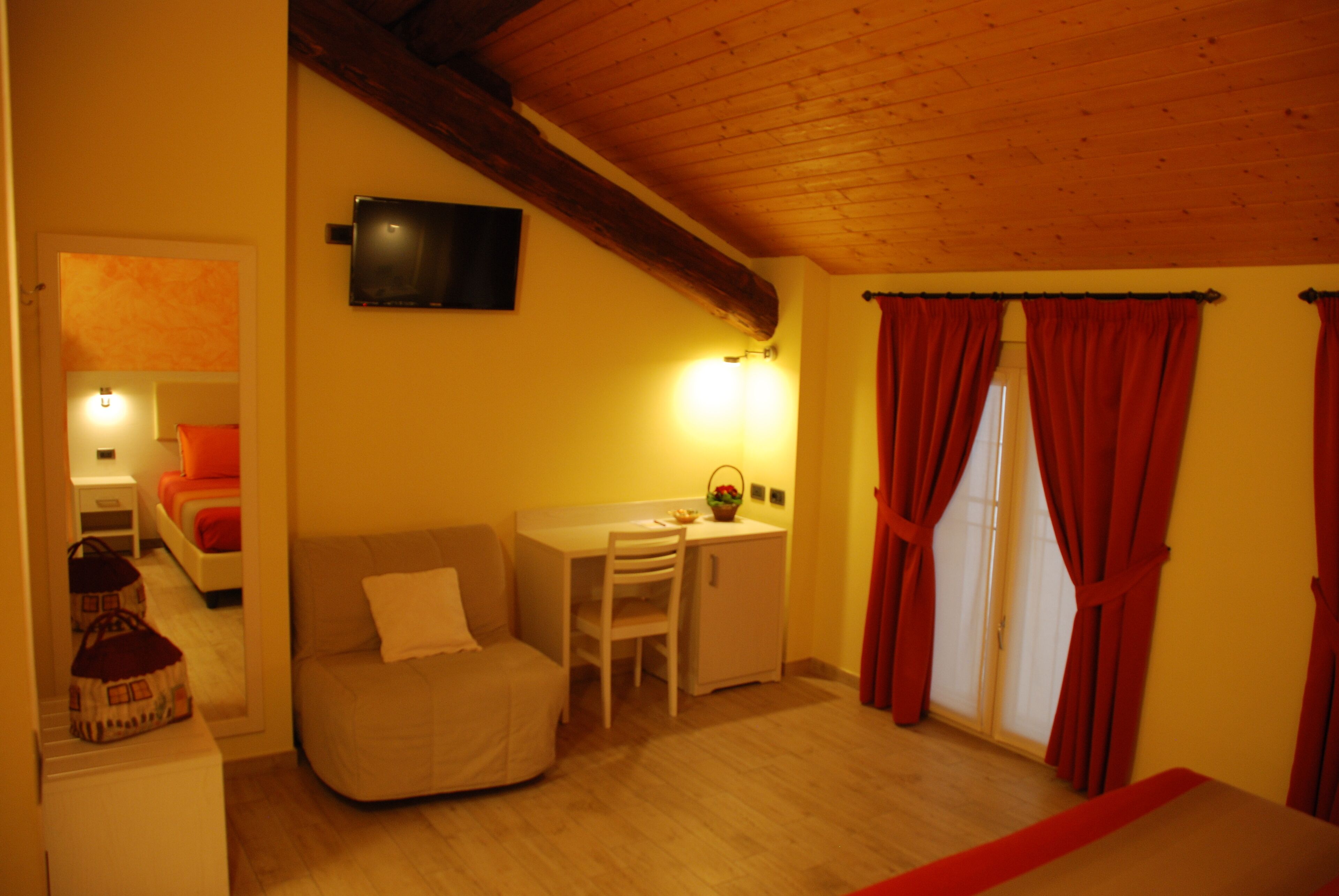 Une pièce confortable avec un lit, un bureau et une chaise.