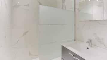 Dusche, Haartrockner, Handtücher, Seife