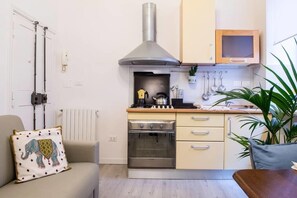 KĂŒhlschrank, Ofen, Herdplatte, Wasserkocher mit Kaffee-/Teezubehör