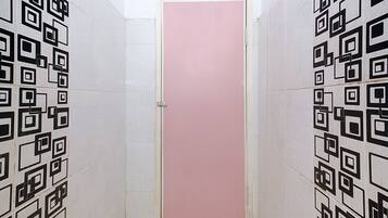 Standard Double Room | Bathroom shower